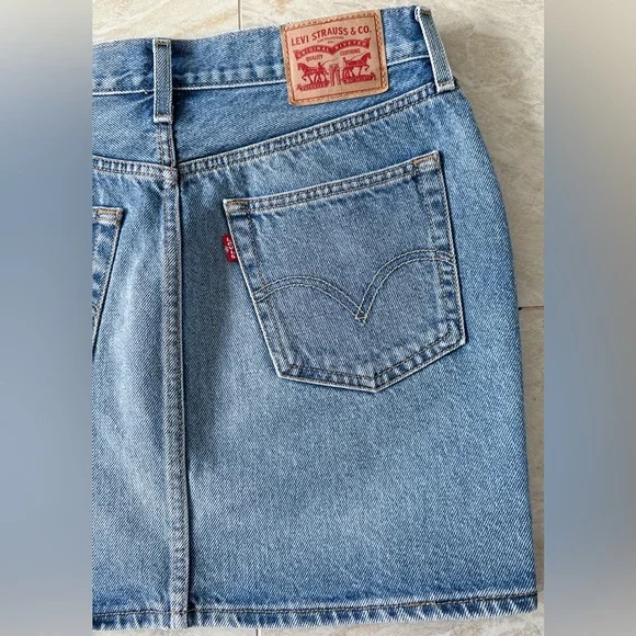 🔥HP🔥 LEVI’S Denim Mini Skirt in Size 27 - Picture 3 of 13